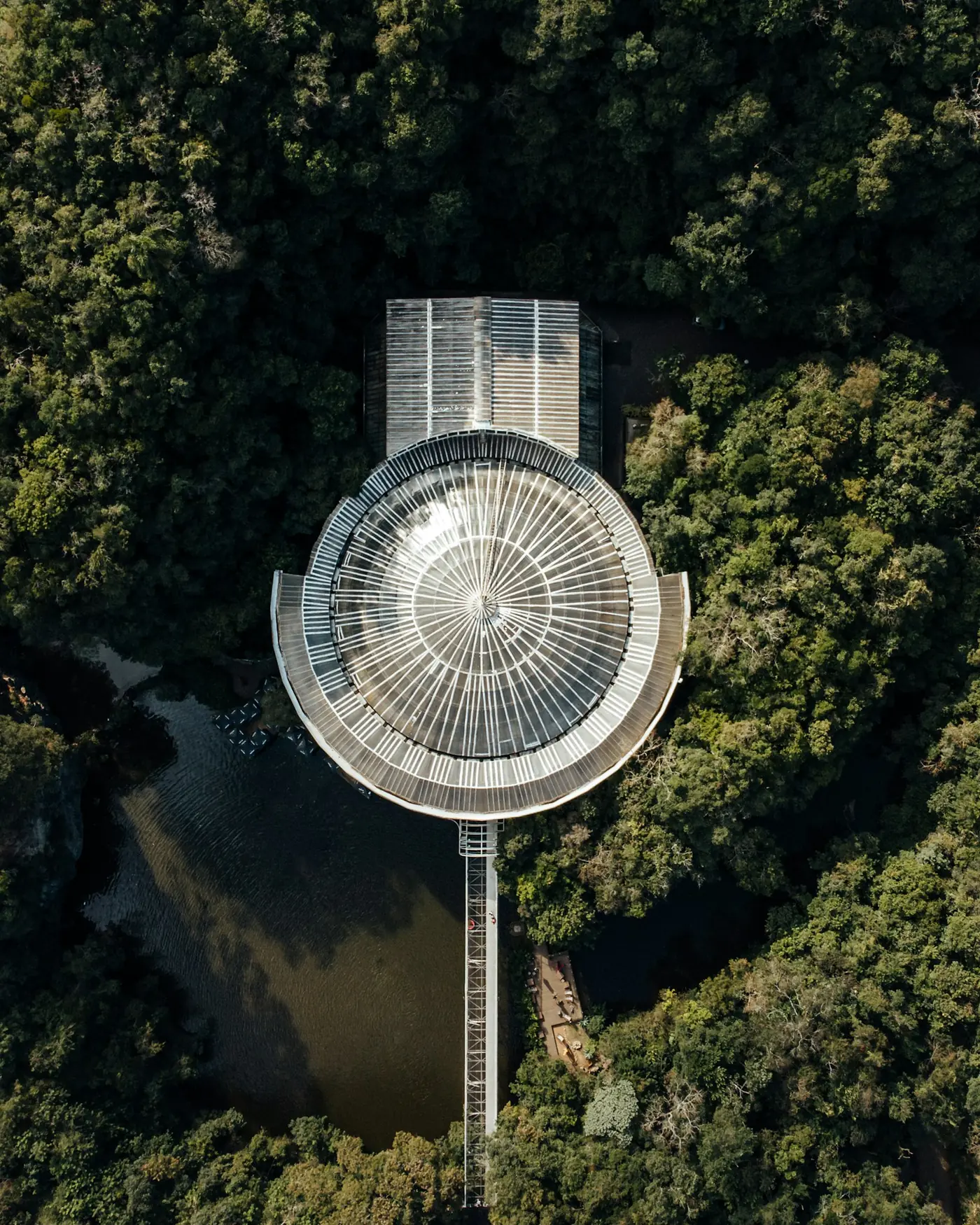 Vista aérea da Ópera de Arame, em Curitiba, cercada pela mata